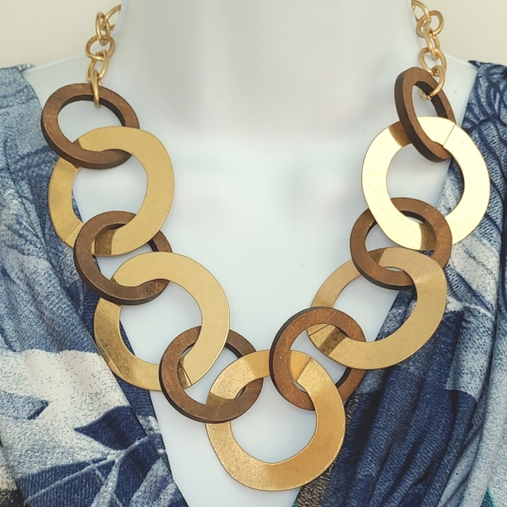 NWT Gold tone metal and wood statement necklace, adjustable